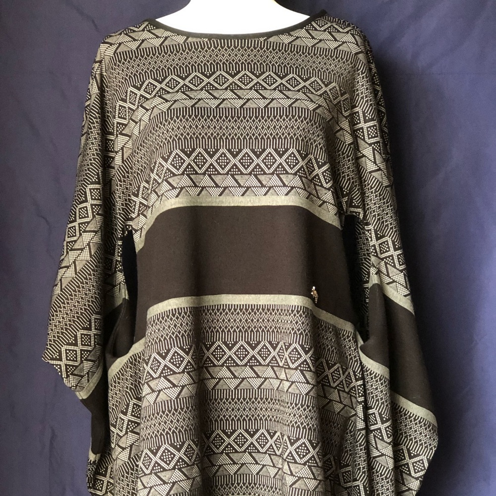• Joseph Ribkoff Poncho / 12